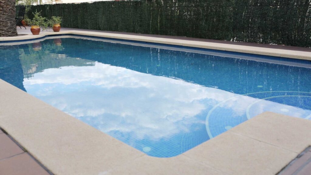 Ako opraviť odlepenú mozaiku v bazéne