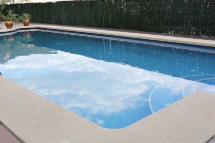 Ako opraviť odlepenú mozaiku v bazéne