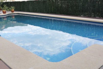 Cómo arreglar el gresite despegado de la piscina